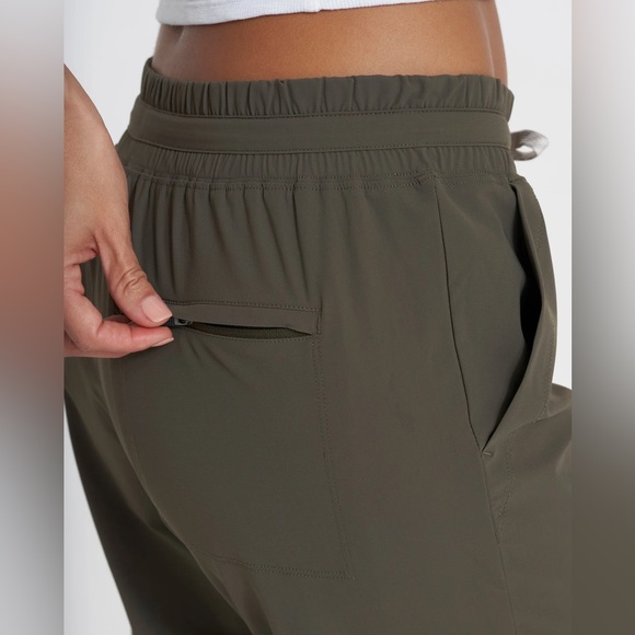 NWT Vuori Miles Women's Performance Joggers in Oregano - Picture 6 of 8